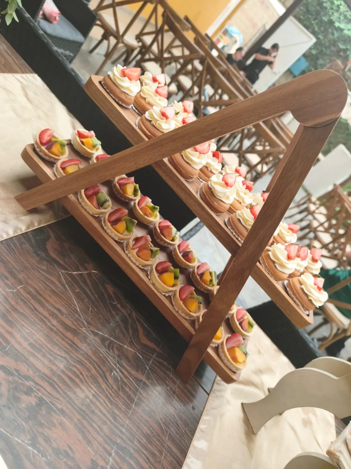 Tartaletas de frutas en la mesa de postres de un evento en Bonanza
